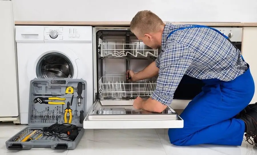 Altındağ Protherm servisi teknisyen ekibi beyaz eşya tamiri yaparken